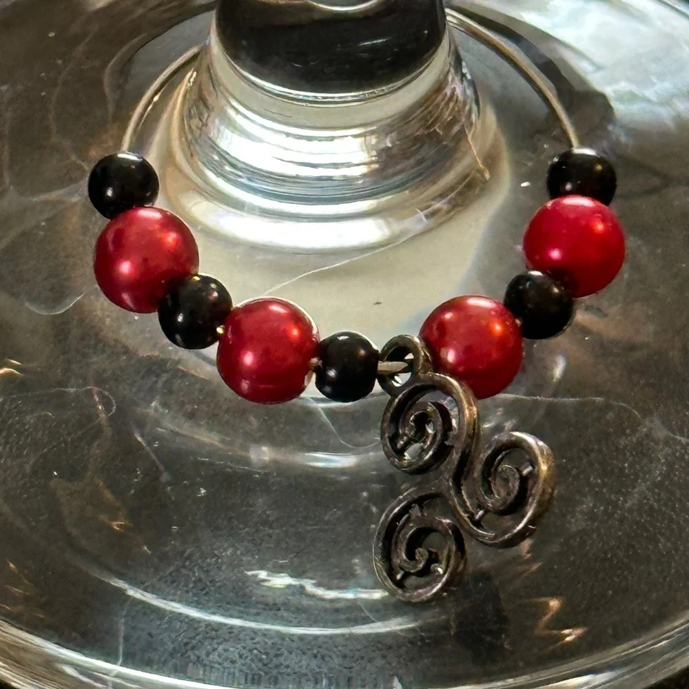 Wine glass tag Stainless steel black/red beads Triple Celtic Spiral charm